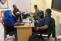 Pelaku baju hitam tengah diperiksa polisi. Foto:Dok/Polresta Barelang.