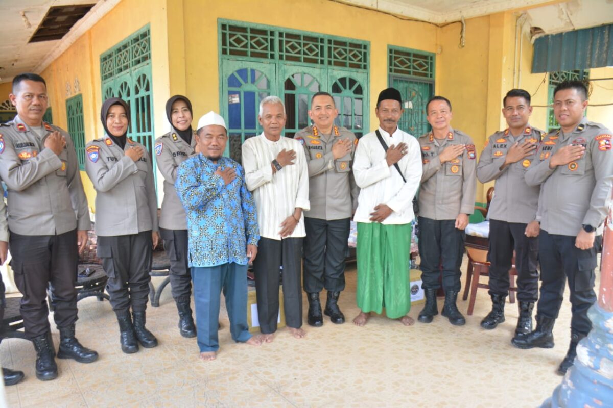 Kabagopsnalev Korbinmas Baharkam Polri, Kombes. Pol. Bharata Indrayana, silaturahmi dengan masyarakat Rempang, Jumat (15/12/2023) Matapedia6.com/ Dok.Polda Kepri
