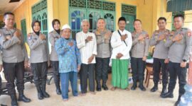 Kabagopsnalev Korbinmas Baharkam Polri, Kombes. Pol. Bharata Indrayana, silaturahmi dengan masyarakat Rempang, Jumat (15/12/2023) Matapedia6.com/ Dok.Polda Kepri