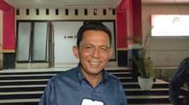 Gubernur kepri Ansar Ahmad memberikan keterangan kepada awak media setelah selesai diperiksa penyidik Polda Kepri, Sabtu (16/12/2023)
Matapedia6.com/ Rega