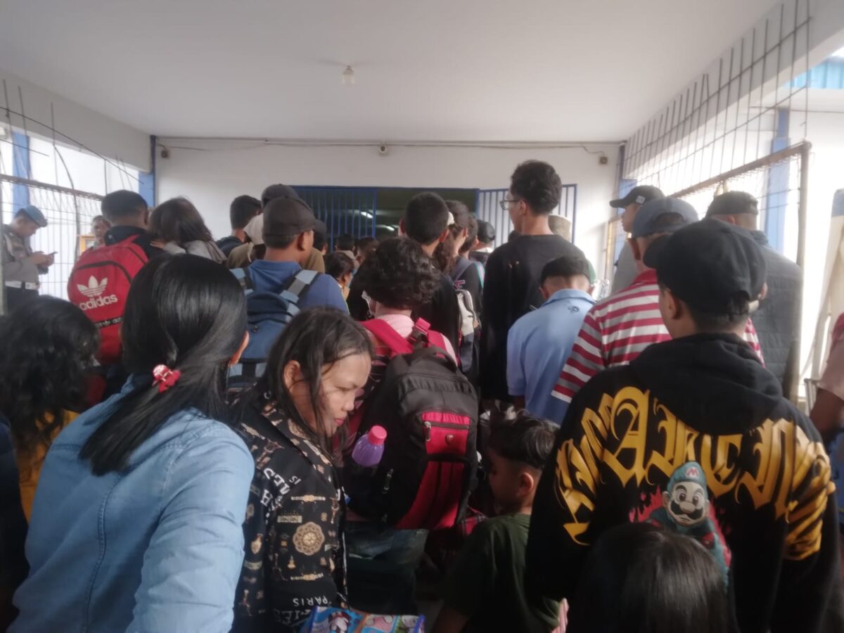 Calon penumpang sedang antrean memasuki kapal di Pelabuhan Batu Ampar, Senin (18/12/2023). Foto:Luci/matapedia6