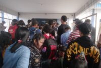 Calon penumpang sedang antrean memasuki kapal di Pelabuhan Batu Ampar, Senin (18/12/2023). Foto:Luci/matapedia6