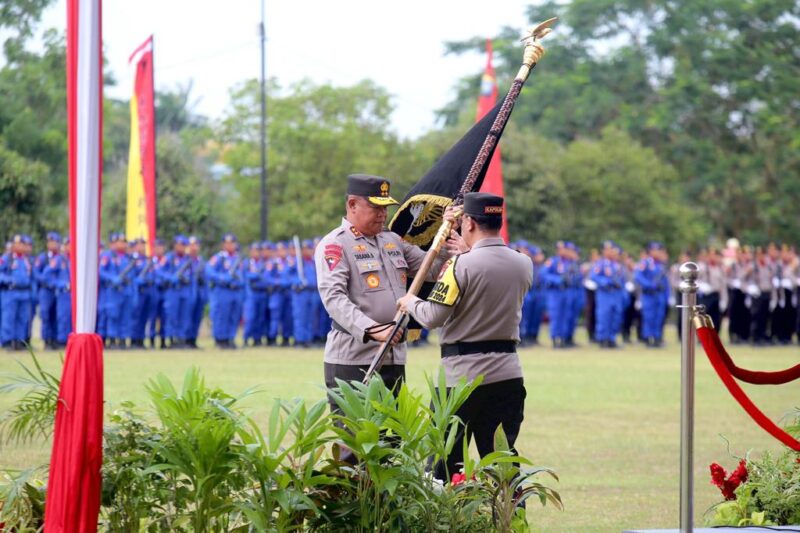 Irjen Tabana Bangun menyerahkan Pataka Polda Kepri ke Brigjen Yan Fitri Halimansyah, Selasa (19/12/2023). Foto:Dok/Humas Polda Kepri