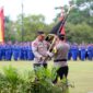 Irjen Tabana Bangun menyerahkan Pataka Polda Kepri ke Brigjen Yan Fitri Halimansyah, Selasa (19/12/2023). Foto:Dok/Humas Polda Kepri
