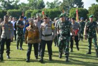 Kapolda Kepri Brigjen Pol Yan Fitri Halimansyah pimpin apel Gelar Pasukan Operasi Lilin Seligi 2023, dalam rangka menyambut Natal 2023 dan Tahun Baru 2024 di Lapangan Bhayangkara Mapolda Kepri. Kamis (21/12/23).
Matapedia6.com/ Dok. Humas Polda.