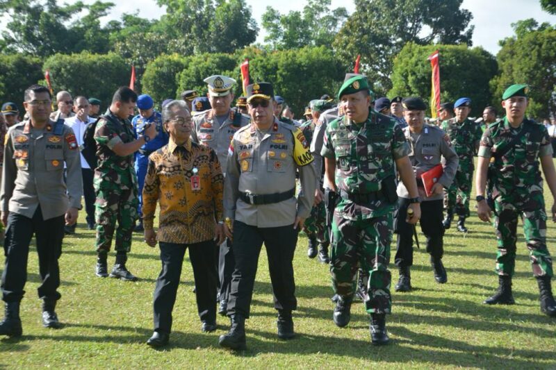Kapolda Kepri Brigjen Pol Yan Fitri Halimansyah pimpin apel Gelar Pasukan Operasi Lilin Seligi 2023, dalam rangka menyambut Natal 2023 dan Tahun Baru 2024 di Lapangan Bhayangkara Mapolda Kepri. Kamis (21/12/23).
Matapedia6.com/ Dok. Humas Polda.