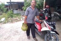 Seorang warga Sagulung saat membeli gas di pangkalan. Foto:Rega/matapedia6