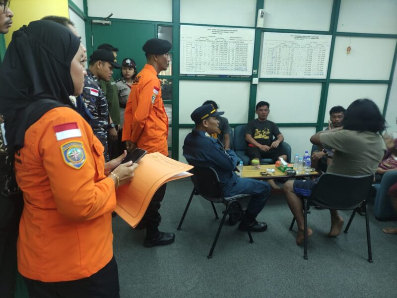 Tim SAR gabungan berhasil mengevakuasi 6 ABK Kapal usai terombang-ambing di Lautan. Foto:/Dok:Basarnas