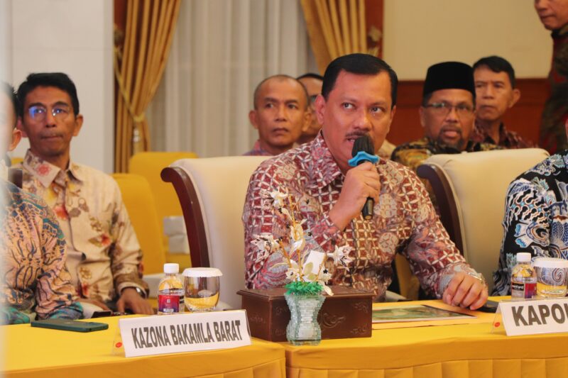 Kabidhumas Polda Kepri Kombes. Pol. Zahwani Pandra Arsyad, saat memaparkan pengamanan selama Nataru di Kepri pada kegiatan Rapat Koordinasi Forum Koordinasi Pimpinan Daerah (FORKOPIMDA) dan Pemerintah Daerah Kabupaten/Kota Se- Provinsi.

Matapedia6.com/ Dok.Humas Polda