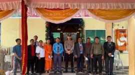 Anggota Polsek Batu Aji saat mengamankan gereja, Senin (25/12/2023). Foto:Ist/matapedia6