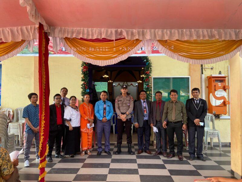 Anggota Polsek Batu Aji saat mengamankan gereja, Senin (25/12/2023). Foto:Ist/matapedia6