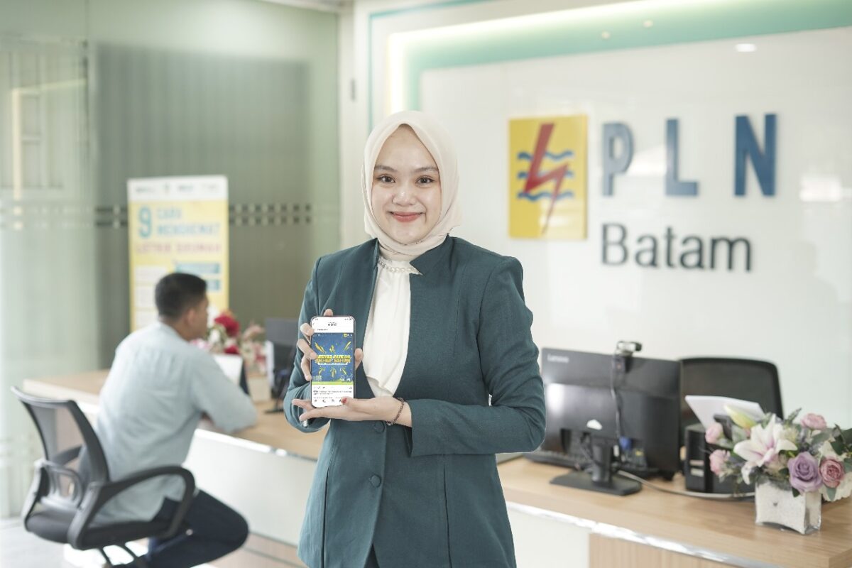 Petugas PLN Batam tunjukkan Gebyar diskon akhir tahun. Foto:PLN Batam/matapedia6