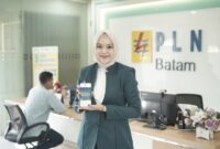 Petugas PLN Batam tunjukkan Gebyar diskon akhir tahun. Foto:PLN Batam/matapedia6