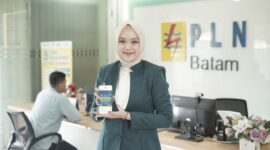 Petugas PLN Batam tunjukkan Gebyar diskon akhir tahun. Foto:PLN Batam/matapedia6