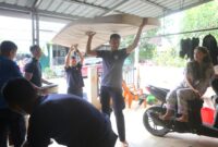 Personel Ditpam BP Batam saat membantu pergeseran terhadap warga asal Desa Pasir Merah ke hunian sementara. Foto:Dok/Humas BP Batam