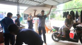 Personel Ditpam BP Batam saat membantu pergeseran terhadap warga asal Desa Pasir Merah ke hunian sementara. Foto:Dok/Humas BP Batam