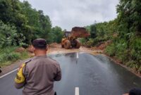 Longsor di depan jalan PT Batamec, Tanjunguncang, Batu Aji, Kamis (28/12/2023). Foto:Ist/matapedia6