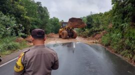 Longsor di depan jalan PT Batamec, Tanjunguncang, Batu Aji, Kamis (28/12/2023). Foto:Ist/matapedia6
