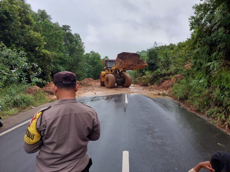 Longsor di depan jalan PT Batamec, Tanjunguncang, Batu Aji, Kamis (28/12/2023). Foto:Ist/matapedia6