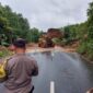 Longsor di depan jalan PT Batamec, Tanjunguncang, Batu Aji, Kamis (28/12/2023). Foto:Ist/matapedia6