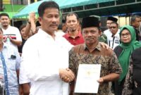 Kepala BP Batam Muhammad Rudi berikan sertifikat tanah. Foto:Dok/Humas BP Batam