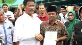 Kepala BP Batam Muhammad Rudi berikan sertifikat tanah. Foto:Dok/Humas BP Batam