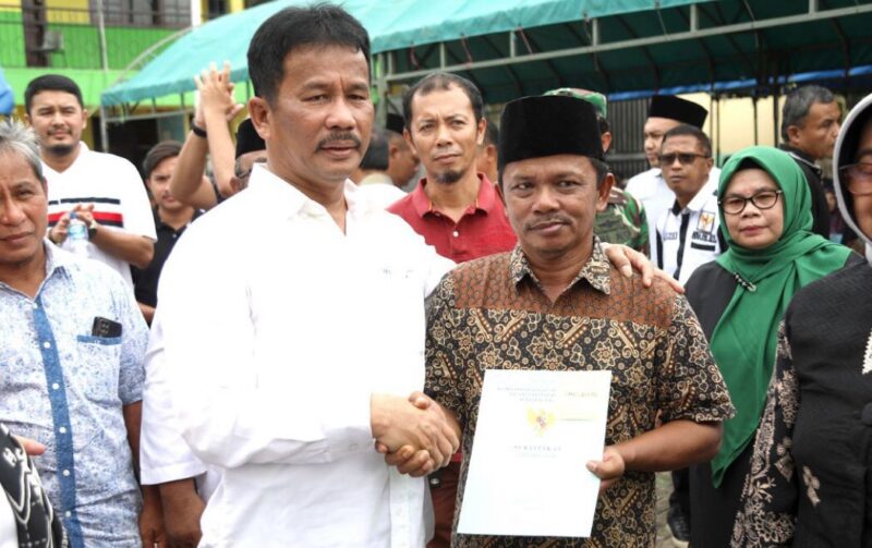 Kepala BP Batam Muhammad Rudi berikan sertifikat tanah. Foto:Dok/Humas BP Batam