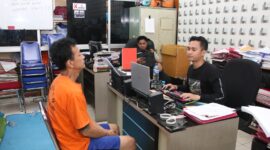 Pelaku saat diinterogasi polisi di Polresta Barelang. Foto:Dok/Humas Polresta Barelang