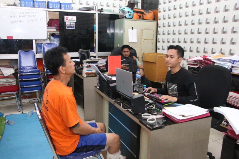 Pelaku saat diinterogasi polisi di Polresta Barelang. Foto:Dok/Humas Polresta Barelang