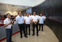 Wakil Menteri Badan Usaha Milik Negara (BUMN) Kartika Wirjoatmodjo (kedua dari kiri) didampingi Direktur Utama Telkom Ririek Adriansyah (Ketiga dari kiri), Direktur Network Telkomsel Indra Mardiatna, dan Direktur Keuangan dan Manajemen Risiko Telkomsel Mohamad Ramzy meninjau Integrated Operation Center Telkomsel dalam rangkaian acara kunjungan ke Posko TelkomGroup SIAGA NARU 2023/2024 di Jakarta, Jumat (29/12).Foto:Dok/Telkom
