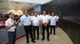 Wakil Menteri Badan Usaha Milik Negara (BUMN) Kartika Wirjoatmodjo (kedua dari kiri) didampingi Direktur Utama Telkom Ririek Adriansyah (Ketiga dari kiri), Direktur Network Telkomsel Indra Mardiatna, dan Direktur Keuangan dan Manajemen Risiko Telkomsel Mohamad Ramzy meninjau Integrated Operation Center Telkomsel dalam rangkaian acara kunjungan ke Posko TelkomGroup SIAGA NARU 2023/2024 di Jakarta, Jumat (29/12).Foto:Dok/Telkom