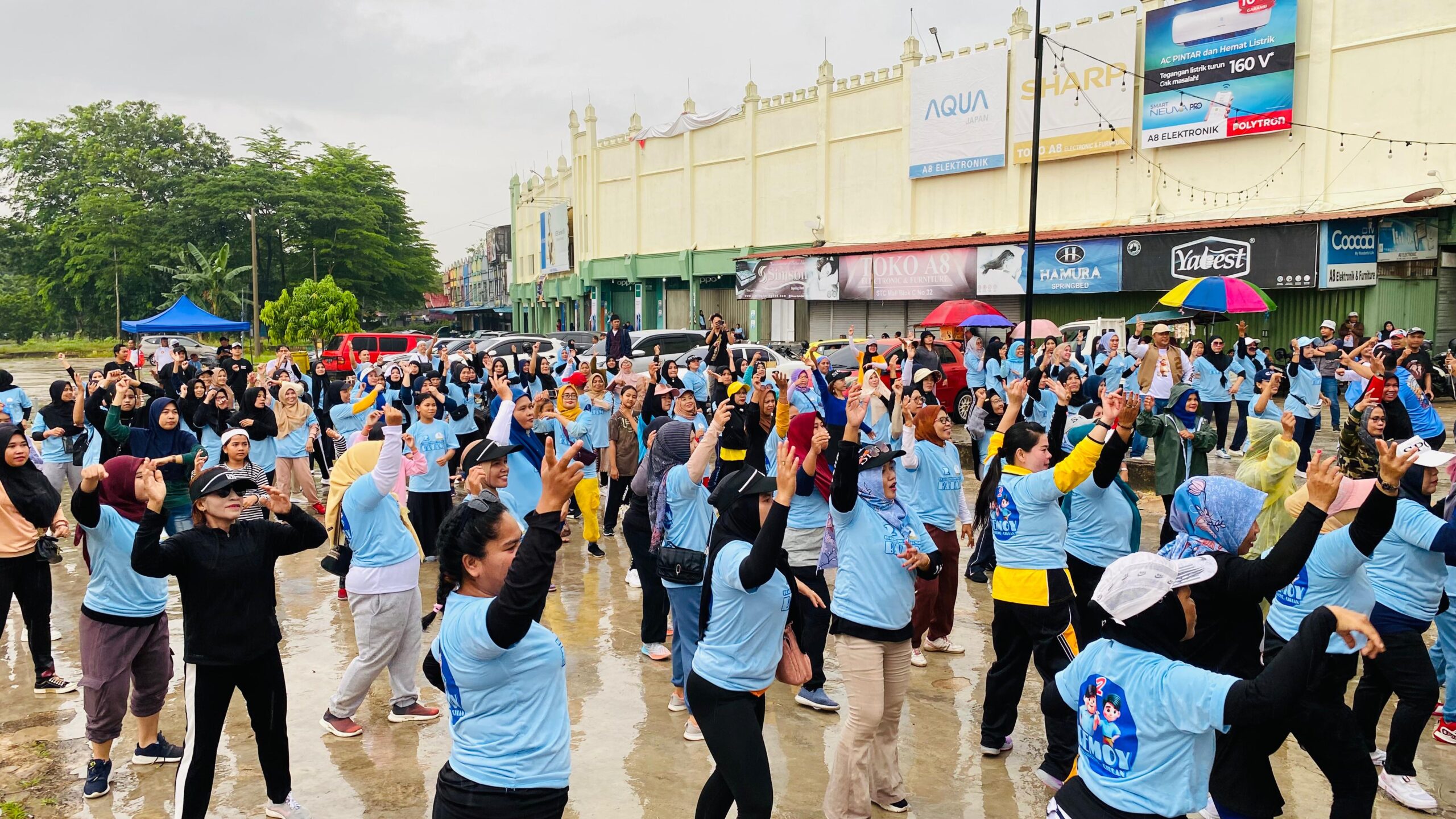 Hujan Tak surutkan semangat peserta senam Zumba Gemoy