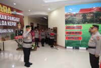 Kapolda Kepri Irjen Pol Yan Fitri Halimansyah memimpin upacara korps raport personel Polda Kepri di Lobby Utama Polda Kepri, Minggu (31/12/2023). Foto: Dok. Istimewa