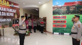 Kapolda Kepri Irjen Pol Yan Fitri Halimansyah memimpin upacara korps raport personel Polda Kepri di Lobby Utama Polda Kepri, Minggu (31/12/2023). Foto: Dok. Istimewa