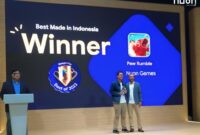 Director APAC P&E Marketing Google, Srikant Nayak (paling kanan) menyerahkan penghargaan “Best Made in Indonesia” kepada gim Paw Rumble yang diterima oleh SPV Game Publishing Nuon, Christoper Andrew Kemur (tengah) disaksikan Google Play Policy Experience Manager, Sid Tiwari (paling kiri) dalam ajang Google Play Best of 2023 di Singapura, beberapa waktu lalu.Foto:Dok/Telkom