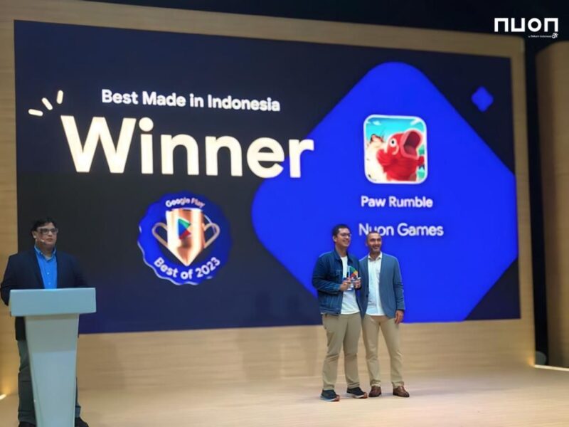 Director APAC P&E Marketing Google, Srikant Nayak (paling kanan) menyerahkan penghargaan “Best Made in Indonesia” kepada gim Paw Rumble yang diterima oleh SPV Game Publishing Nuon, Christoper Andrew Kemur (tengah) disaksikan Google Play Policy Experience Manager, Sid Tiwari (paling kiri) dalam ajang Google Play Best of 2023 di Singapura, beberapa waktu lalu.Foto:Dok/Telkom