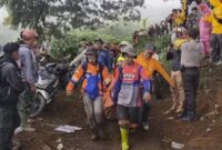 Instagram/ @basarnas_padang
Tim sar gabungan melakukan evakuasi korban meninggal akibat erupsi Gunung Marapi di Sumatera Barat (Sumbar) (Selasa, 05/12/23)