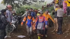 Instagram/ @basarnas_padang
Tim sar gabungan melakukan evakuasi korban meninggal akibat erupsi Gunung Marapi di Sumatera Barat (Sumbar) (Selasa, 05/12/23)
