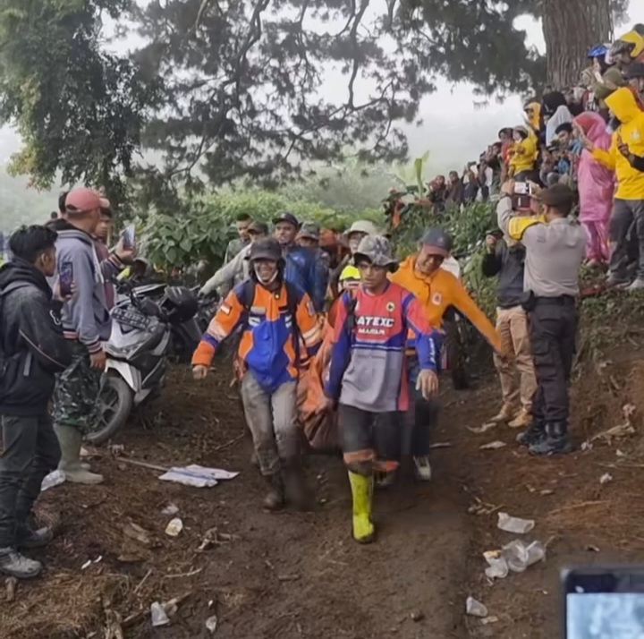 Instagram/ @basarnas_padang
Tim sar gabungan melakukan evakuasi korban meninggal akibat erupsi Gunung Marapi di Sumatera Barat (Sumbar) (Selasa, 05/12/23)