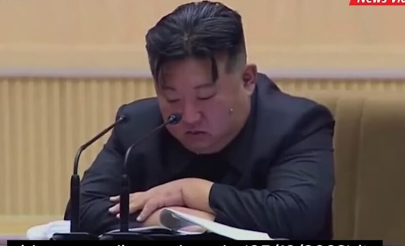 Kim Jong Un meneteskan air mata saat berbicara di Pertemuan Ibu Nasional dan  mendesak perempuan untuk meningkatkan angka kelahiran di negaranya. Matapedia6/net