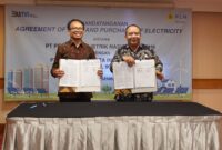 Direktur Utama NeutraDC Batam, Indrama YM Purba (kiri), bersama Direktur Utama PLN Batam, Muhammad Irwansyah Putra (kanan), melakukan penandatanganan kerja sama pengadaan pasokan energi listrik berkapasitas 90.000.000 Volt Ampere (VA) untuk Hyperscale Data Center (HDC) Batam, di Hotel Ambhara, Jakarta, Rabu, 27 Desember 2023. (Sumber foto: Dok. NeutraDC)