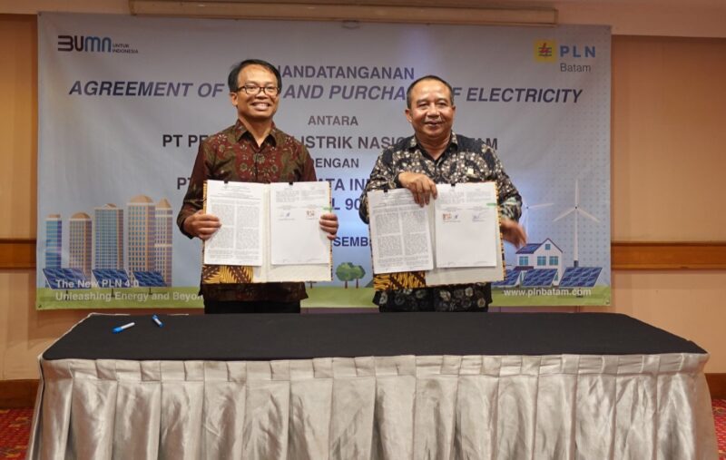 Direktur Utama NeutraDC Batam, Indrama YM Purba (kiri), bersama Direktur Utama PLN Batam, Muhammad Irwansyah Putra (kanan), melakukan penandatanganan kerja sama pengadaan pasokan energi listrik berkapasitas 90.000.000 Volt Ampere (VA) untuk Hyperscale Data Center (HDC) Batam, di Hotel Ambhara, Jakarta, Rabu, 27 Desember 2023. (Sumber foto: Dok. NeutraDC)