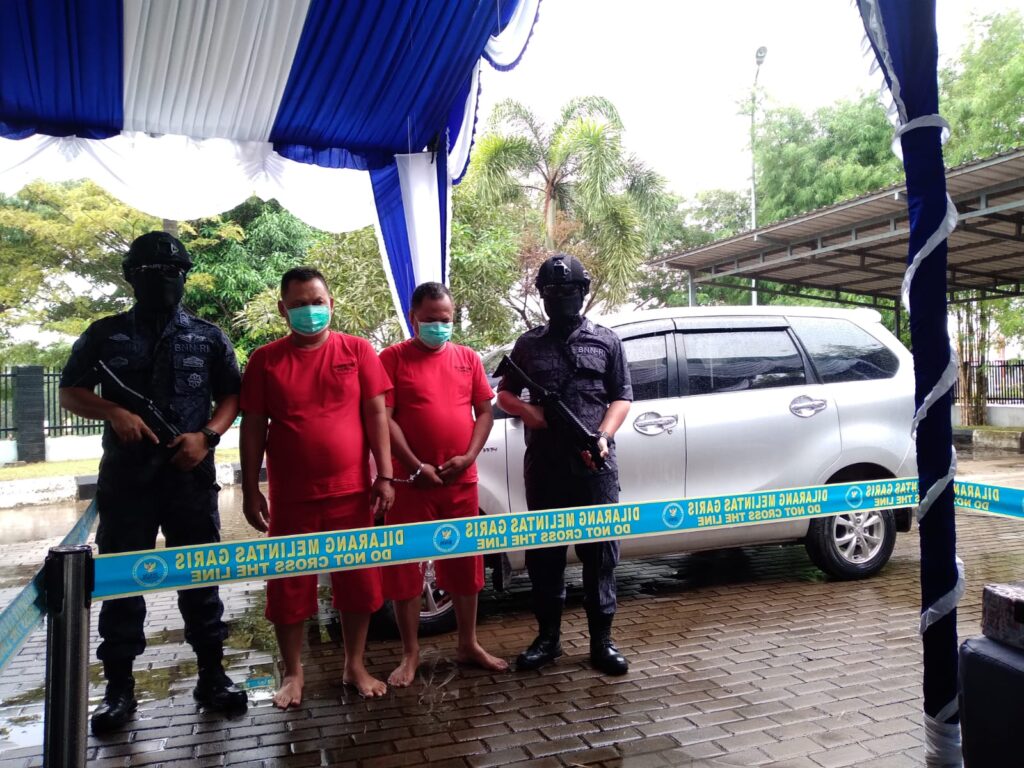 Tersangka yang dihadirkan dalam, jumpa pers, Sabtu (23/12/12). Foto:Rega/matapedia6