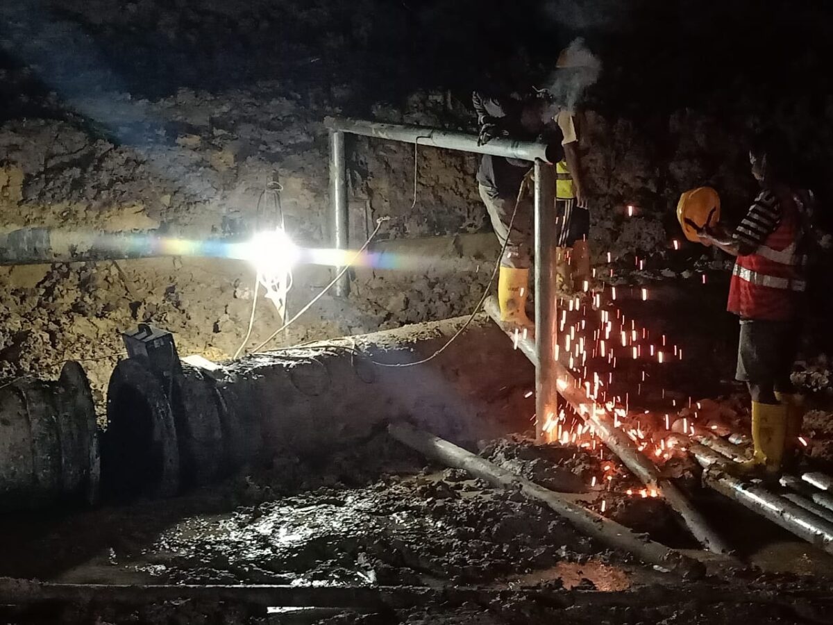 Petugas tengah perbaiki pipa air yang bocor, Senin (4/12/2023). Foto: Dok-Humas BP Batam