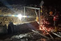 Petugas tengah perbaiki pipa air yang bocor, Senin (4/12/2023). Foto: Dok-Humas BP Batam