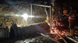 Petugas tengah perbaiki pipa air yang bocor, Senin (4/12/2023). Foto: Dok-Humas BP Batam