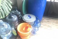 Galon yang disediakan warga untuk beli air. Foto:Is