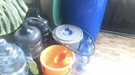 Galon yang disediakan warga untuk beli air. Foto:Is