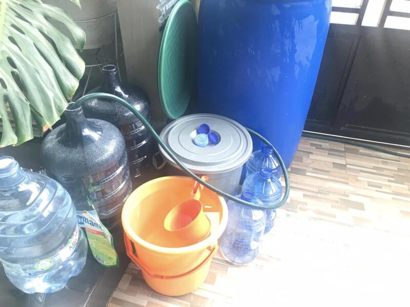 Galon yang disediakan warga untuk beli air. Foto:Is