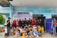 Anggota DPRD Kepri Alex Guspeneldi  di tengah bersama warga saat baksos, Minggu (24/12/2023).Foto: rega/matapedia6